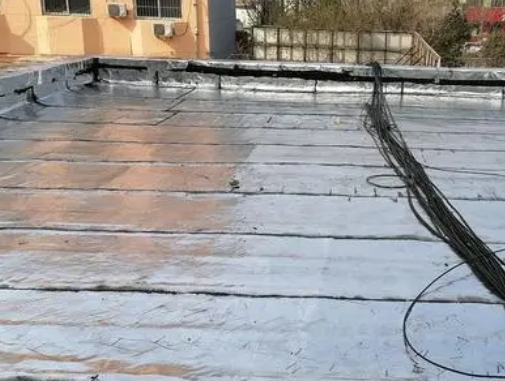 阿拉善盟卫生间漏水维修公司分享下阿拉善盟屋面楼顶防水刚性防水层施工要点。